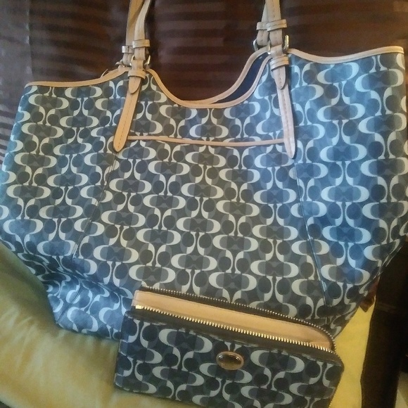 Authentic Coach Tote W/ Matching Wallet - Picture 2 of 2